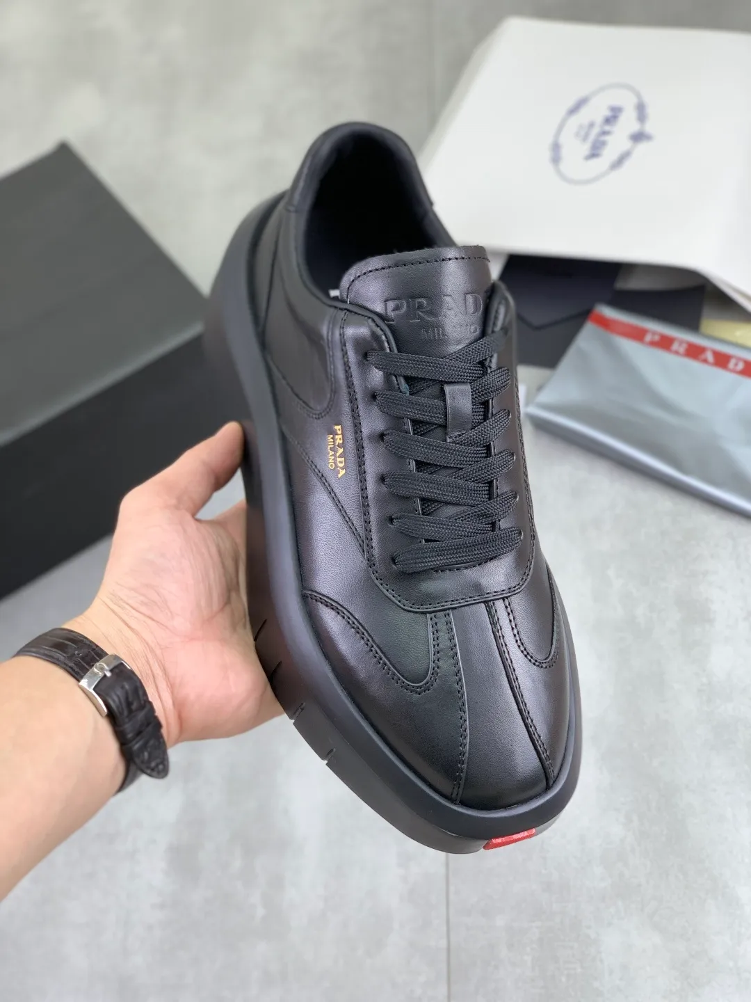Men's shoes 💰P600💰[New model] The top version is available on the official website, 🆘 The trendy brand (Prada) mainly promotes the popular model, avant-garde and versatile fashionable men's shoes, private version mold opening, cowhide surface splicing 1:1.. Fashionable and simple, original imported cowhide lining cowhide feet; the atmosphere and personality are more fashionable, eye-catching and pursuing class. It will subvert the old idea and be a must-have for fashion trendsetters with you! Must keep it for yourself! Tall and comfortable, large and low, high-end quality workmanship. The new high-end outsole on the official website. Size: 38-45. Available in black and white.